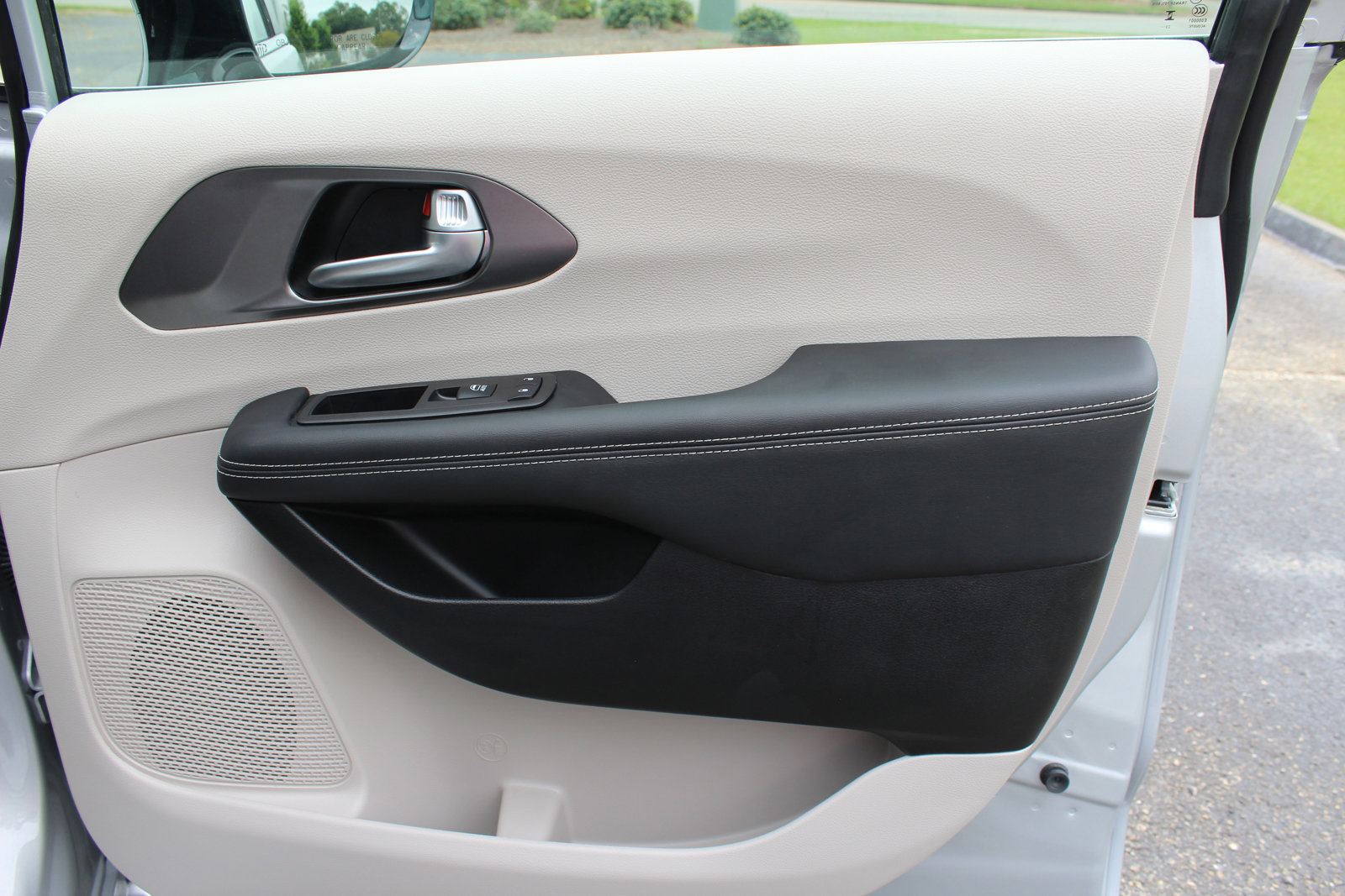 Used 2024 Chrysler Pacifica Select image 56