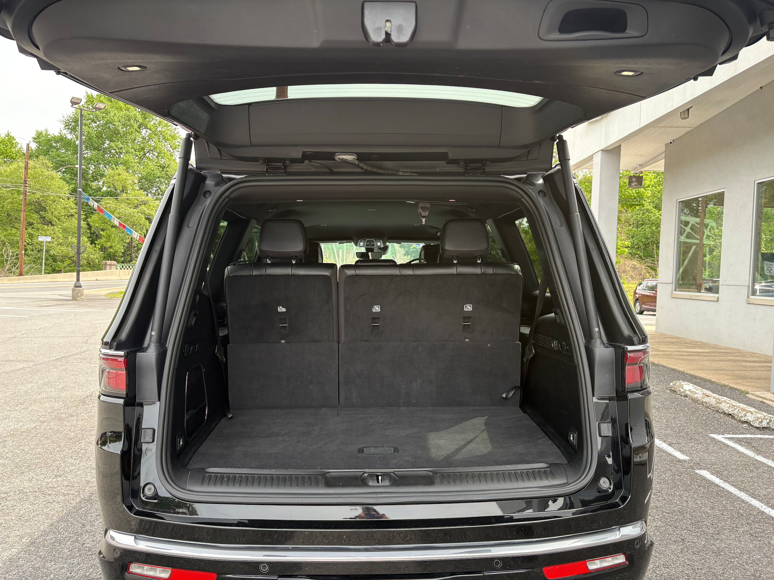 Certified 2024 Jeep Wagoneer Series II w/ Flexible Seating Group AWD/4WD image 10