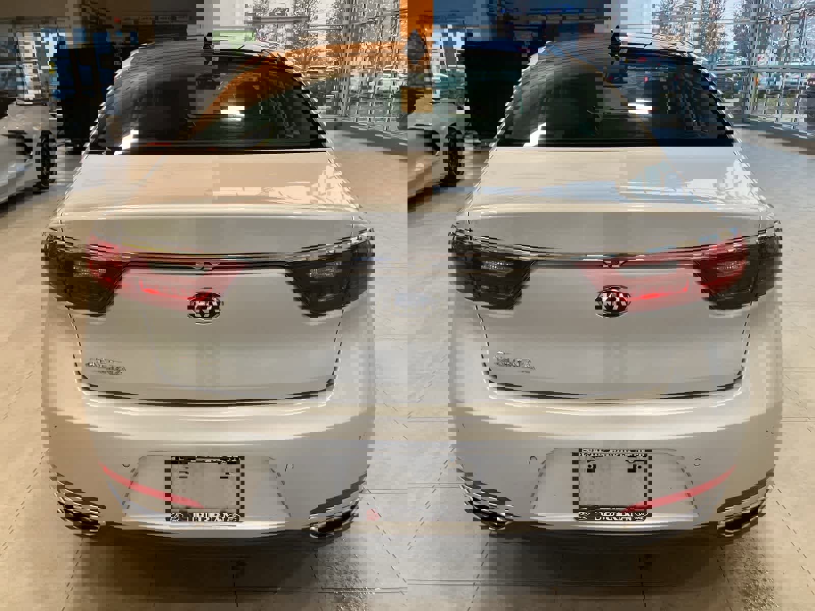 Used 2017 Kia Cadenza Premium w/ Luxury Package image 6