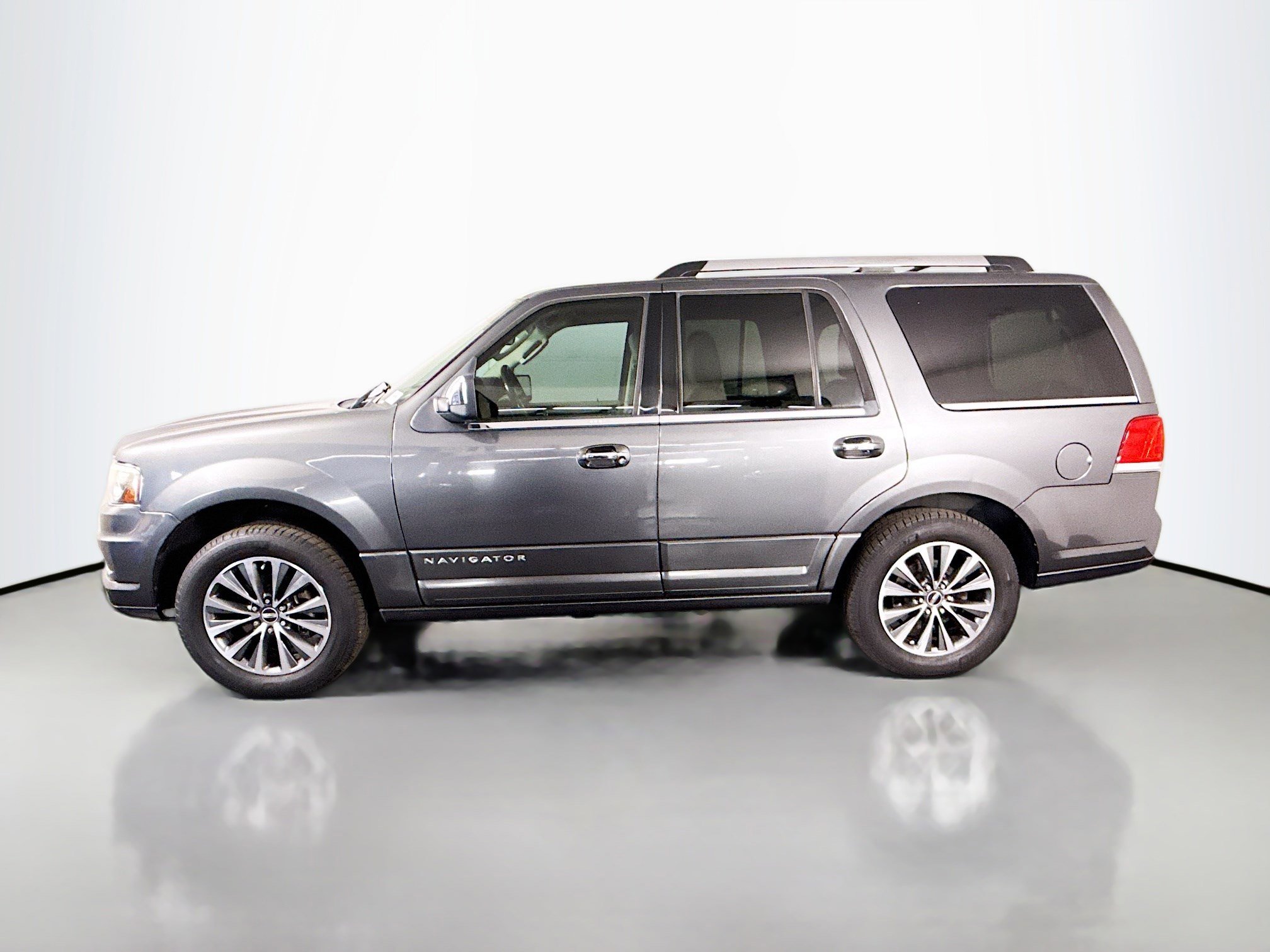 Used 2015 Lincoln Navigator 2WD image 6