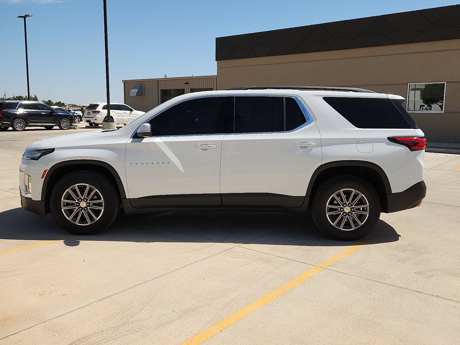 Used 2023 Chevrolet Traverse LT AWD/4WD image 2