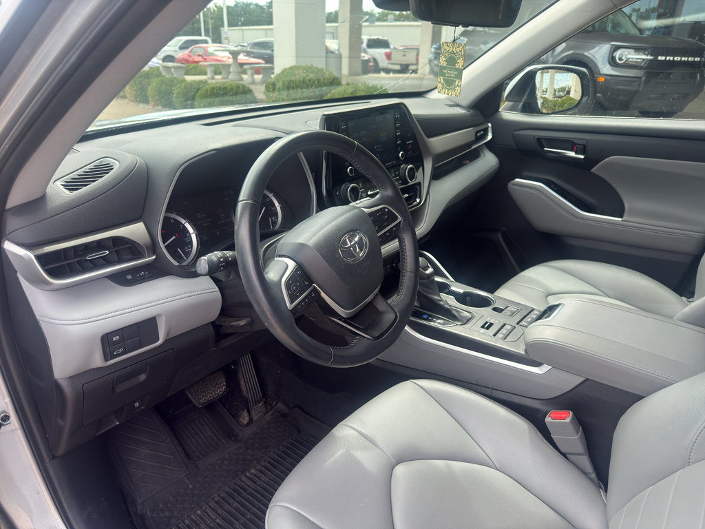 Used 2022 Toyota Highlander XLE AWD/4WD image 10