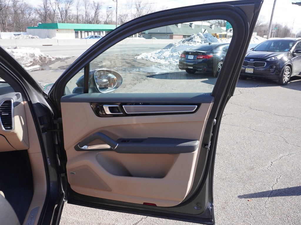 Used 2020 Porsche Cayenne Turbo image 28