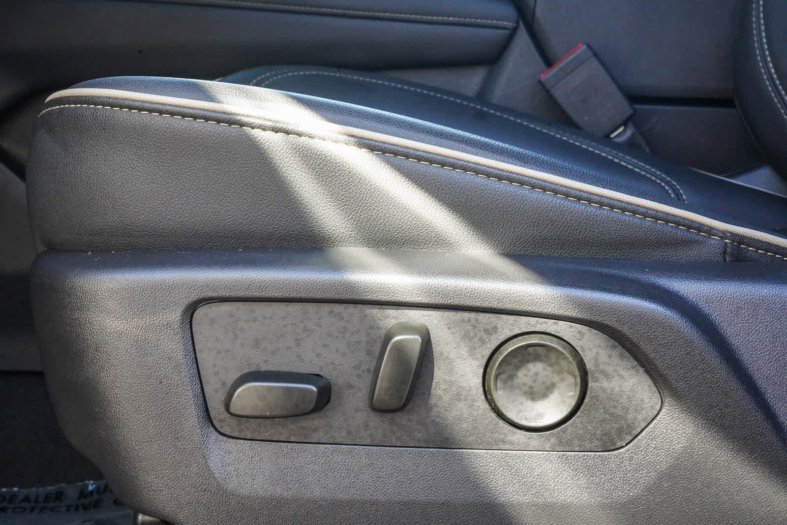 Used 2025 Chevrolet Suburban Premier AWD/4WD image 17
