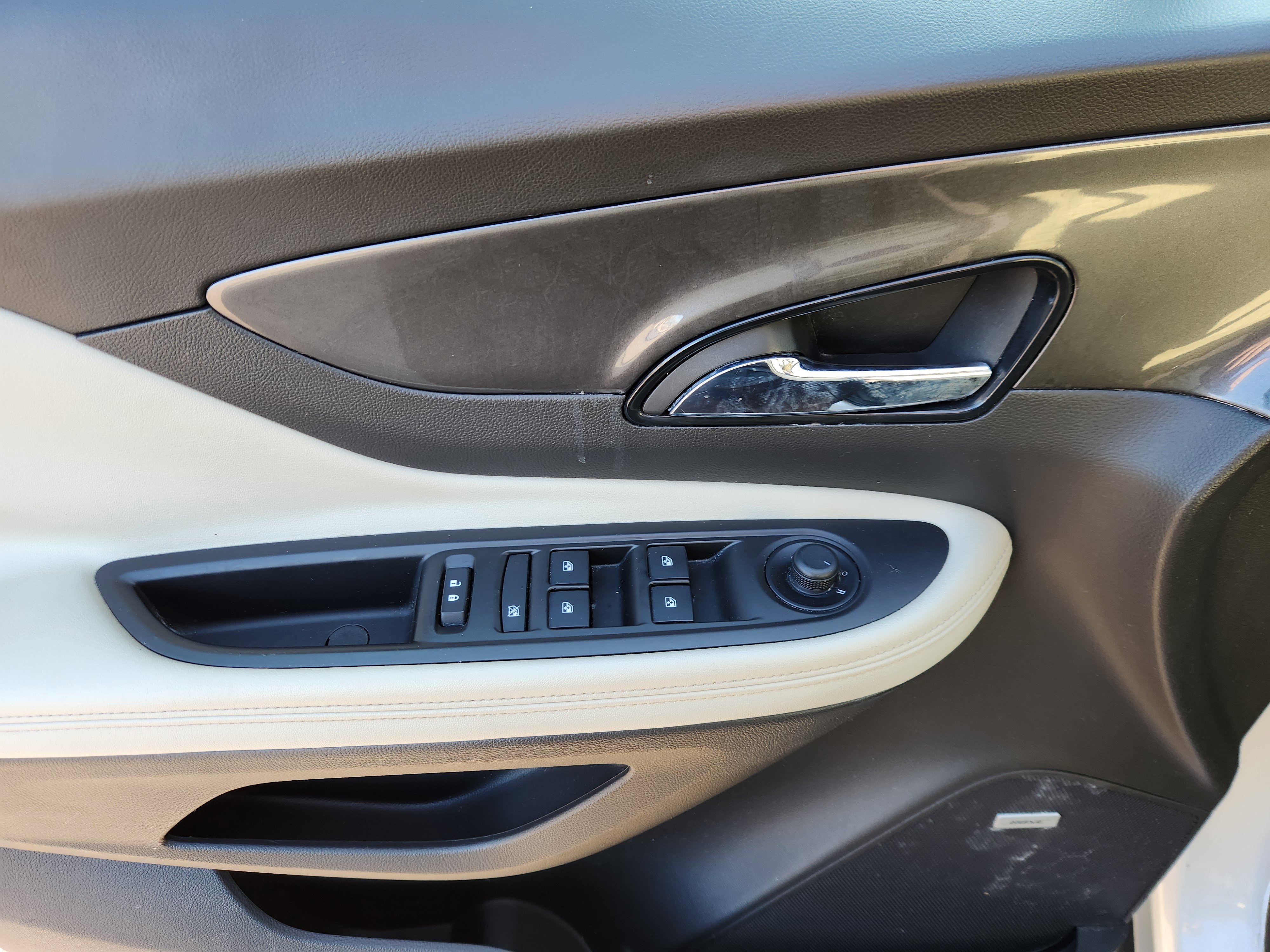 Used 2019 Buick Encore Essence w/ Experience Buick Package image 17