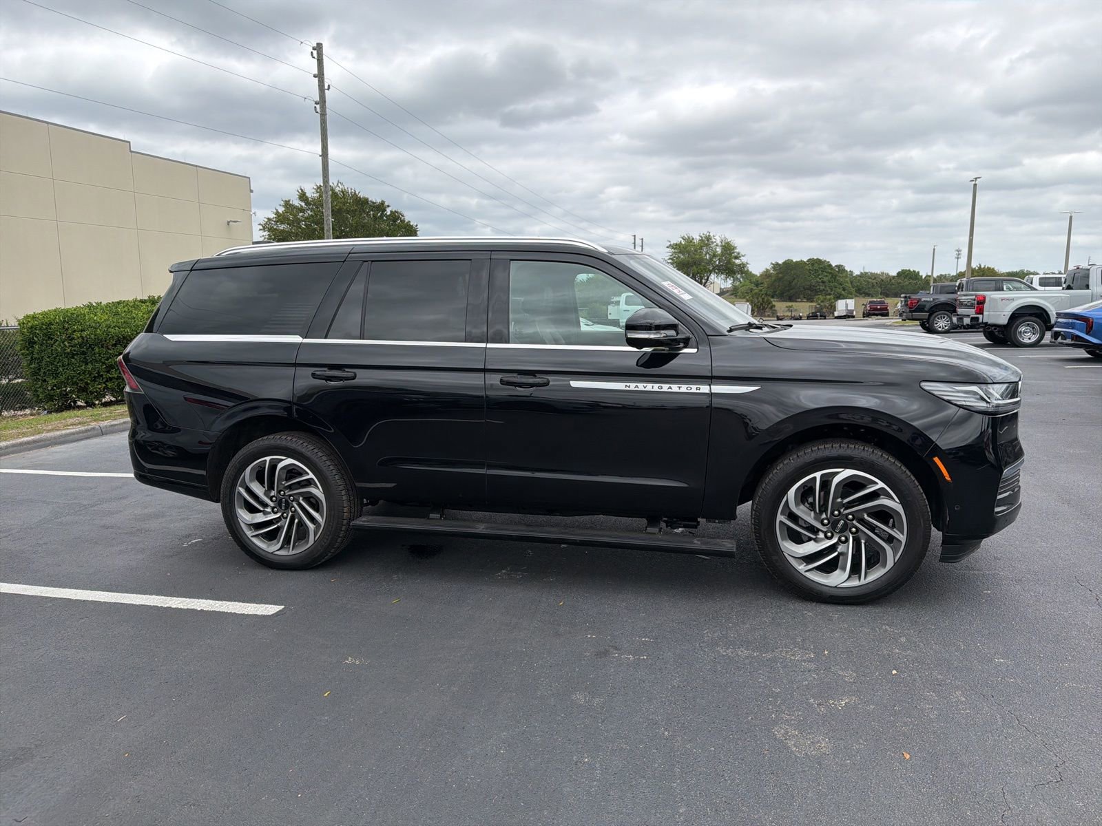 Used 2025 Lincoln Navigator Reserve AWD/4WD image 2