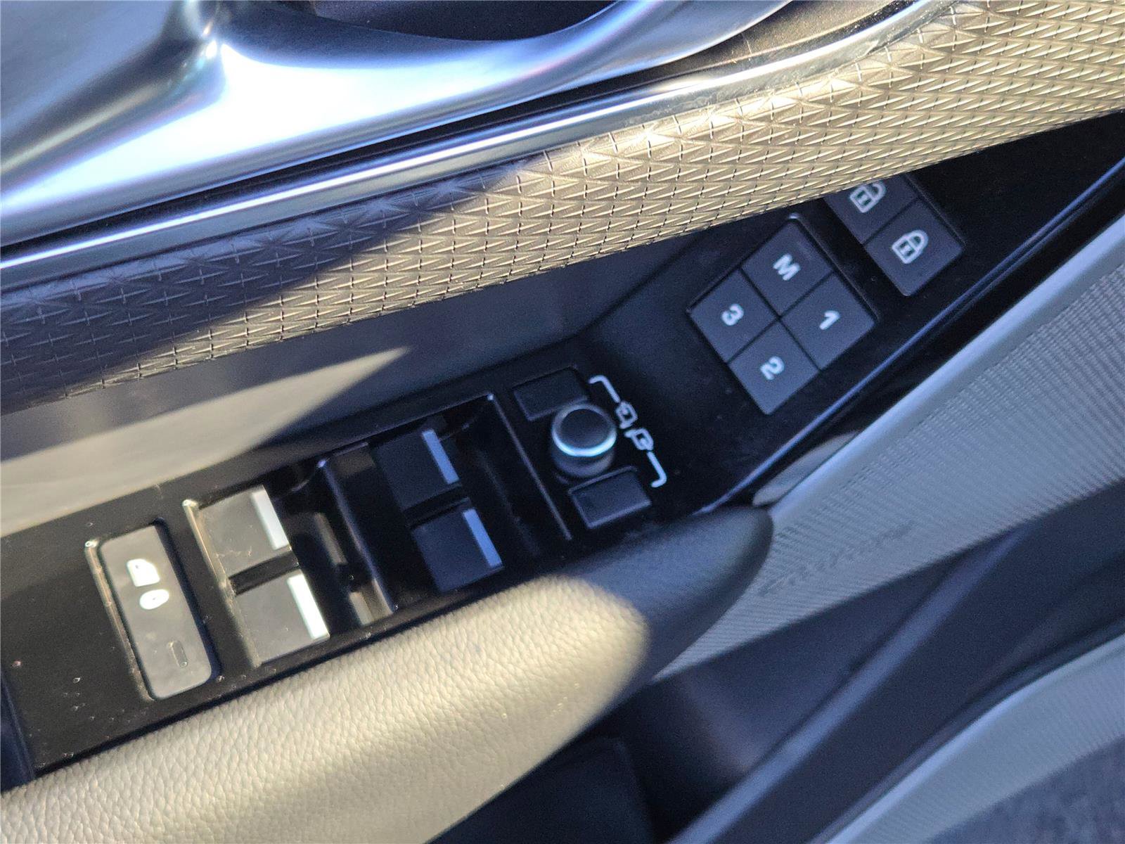 Used 2021 Land Rover Range Rover Velar R-Dynamic S image 22