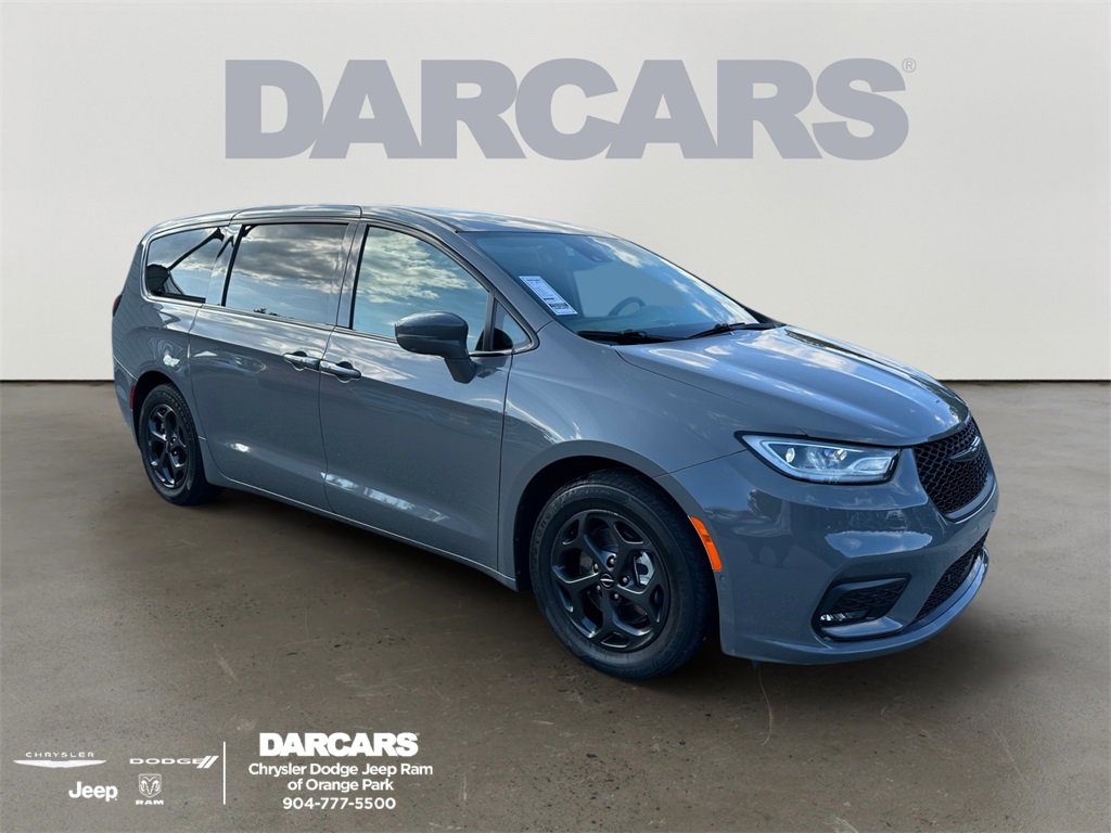 Used 2022 Chrysler Pacifica Limited w/ Uconnect Theater Family Group
