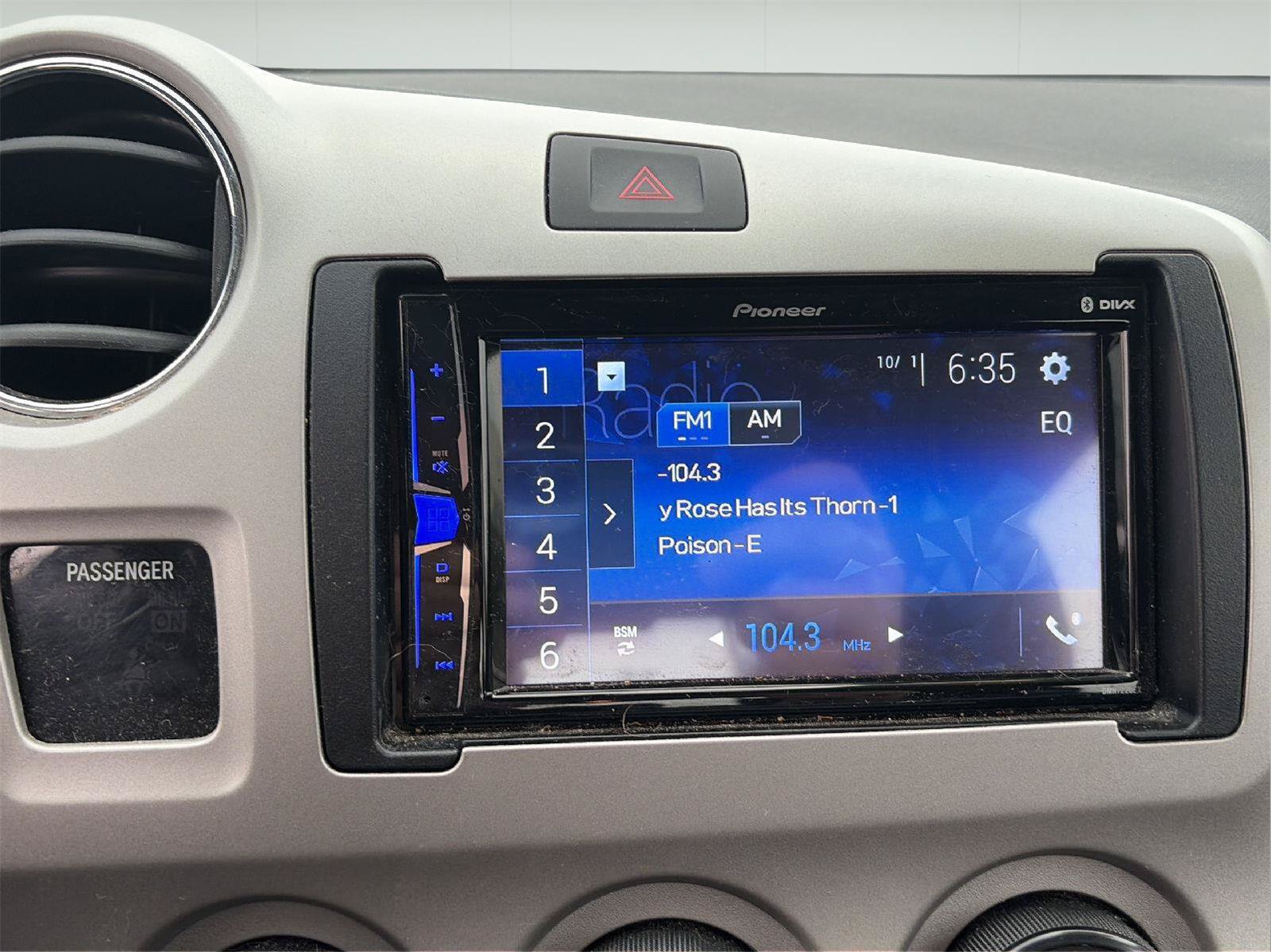 Used 2009 Pontiac Vibe w/ Preferred Package FWD image 27