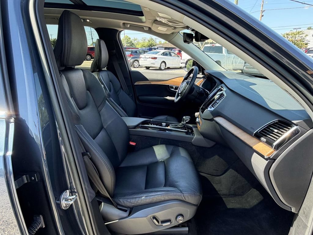 Used 2022 Volvo XC90 T6 Momentum w/ Advanced Package AWD/4WD image 9