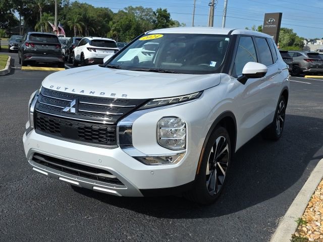 Used 2024 Mitsubishi Outlander SE image 2