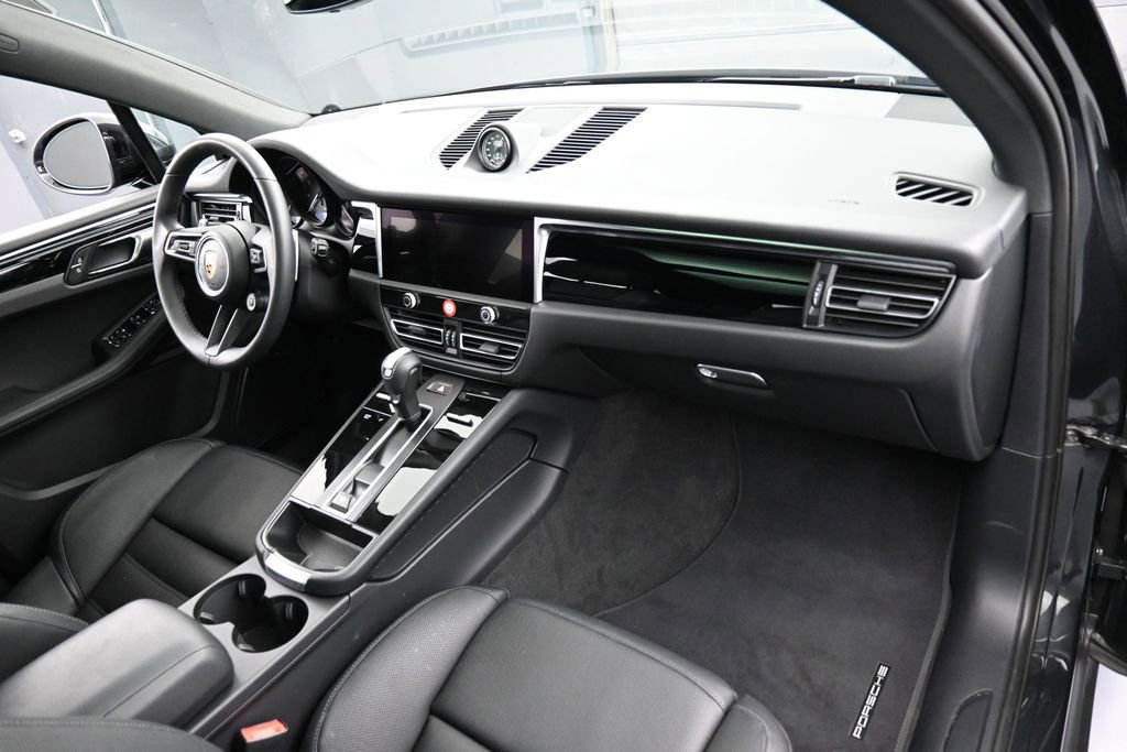 Certified 2026 Porsche Macan AWD/4WD image 30