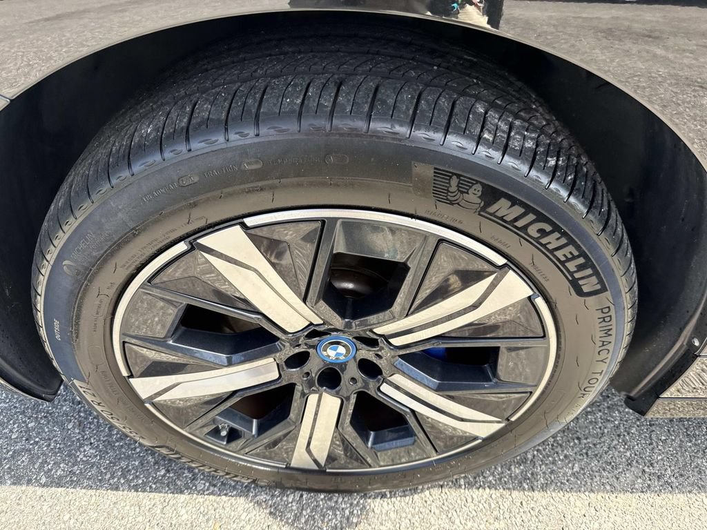 Used 2023 BMW iX xDrive50 w/ Sport Package AWD/4WD image 11