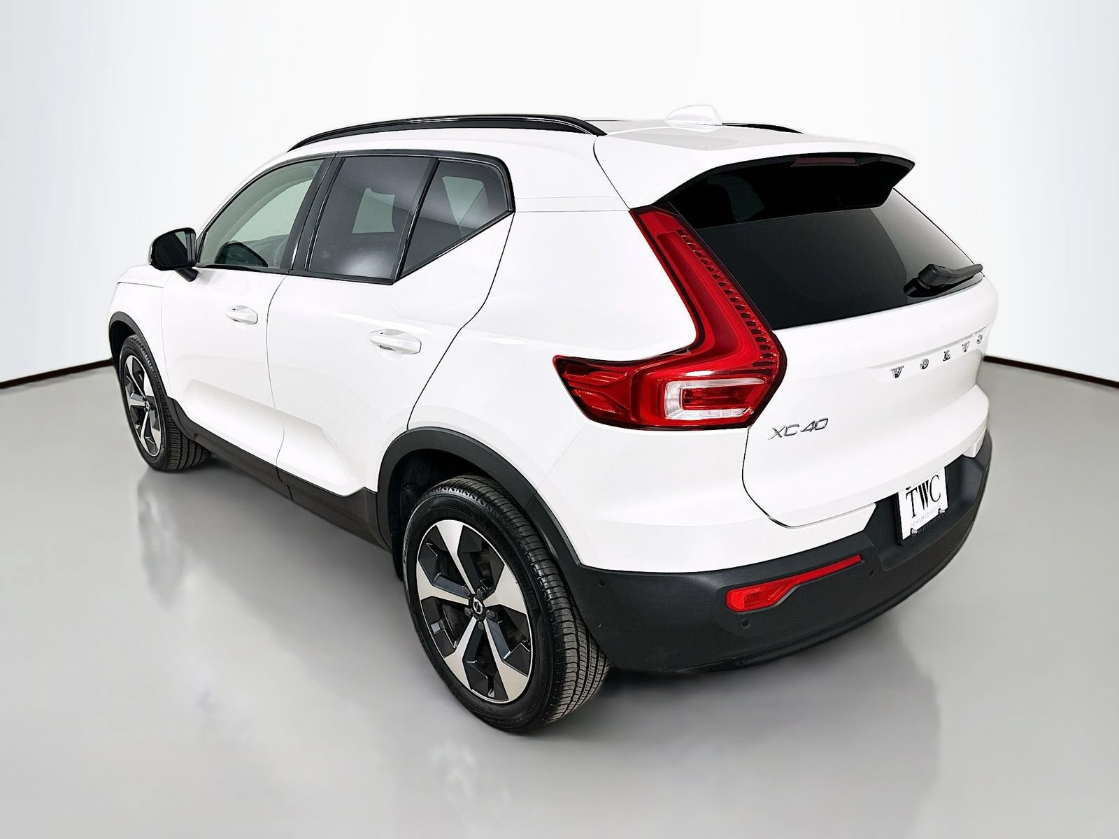 Used 2026 Volvo XC40 B5 Plus AWD/4WD image 7