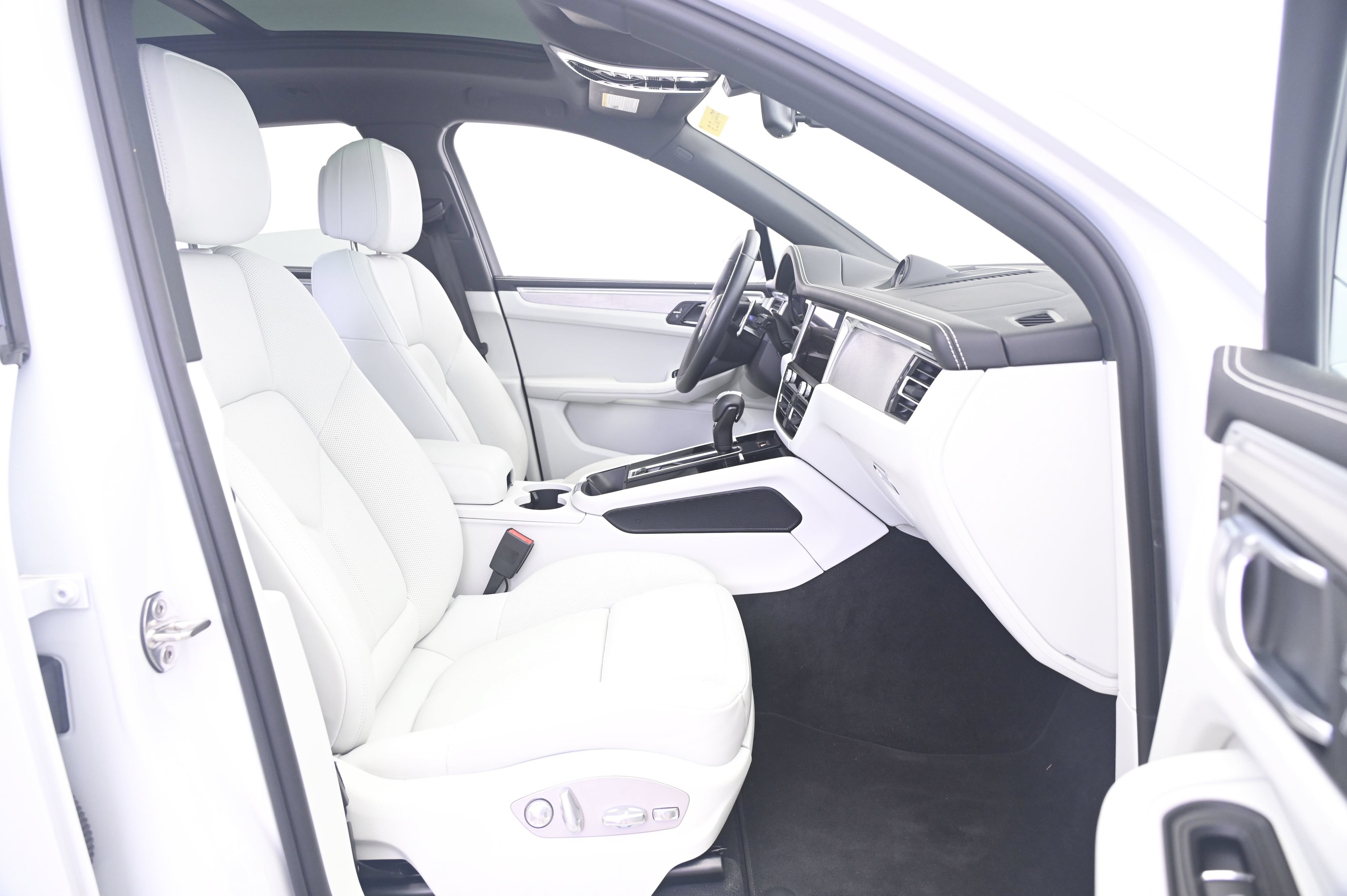 Certified 2023 Porsche Macan AWD/4WD image 23