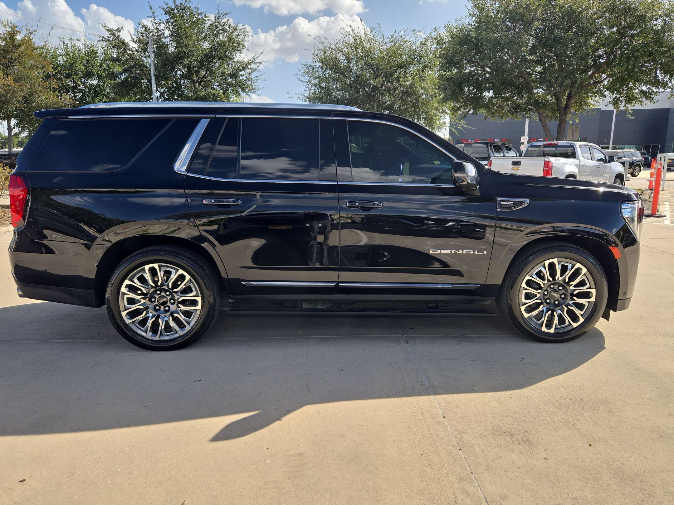 Used 2024 GMC Yukon Denali Ultimate AWD/4WD image 2