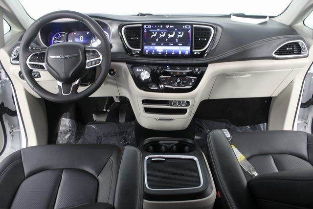 Used 2024 Chrysler Pacifica Select image 9