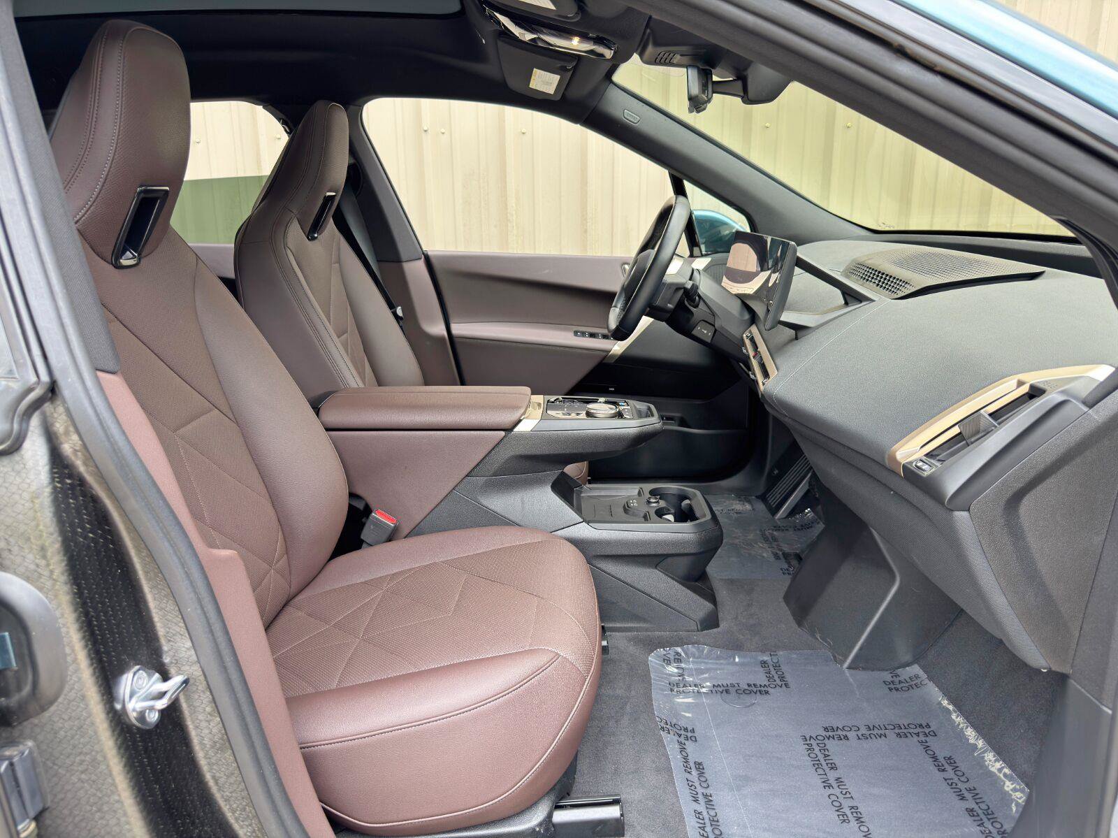 Used 2022 BMW iX xDrive50 w/ Sport Package AWD/4WD image 15