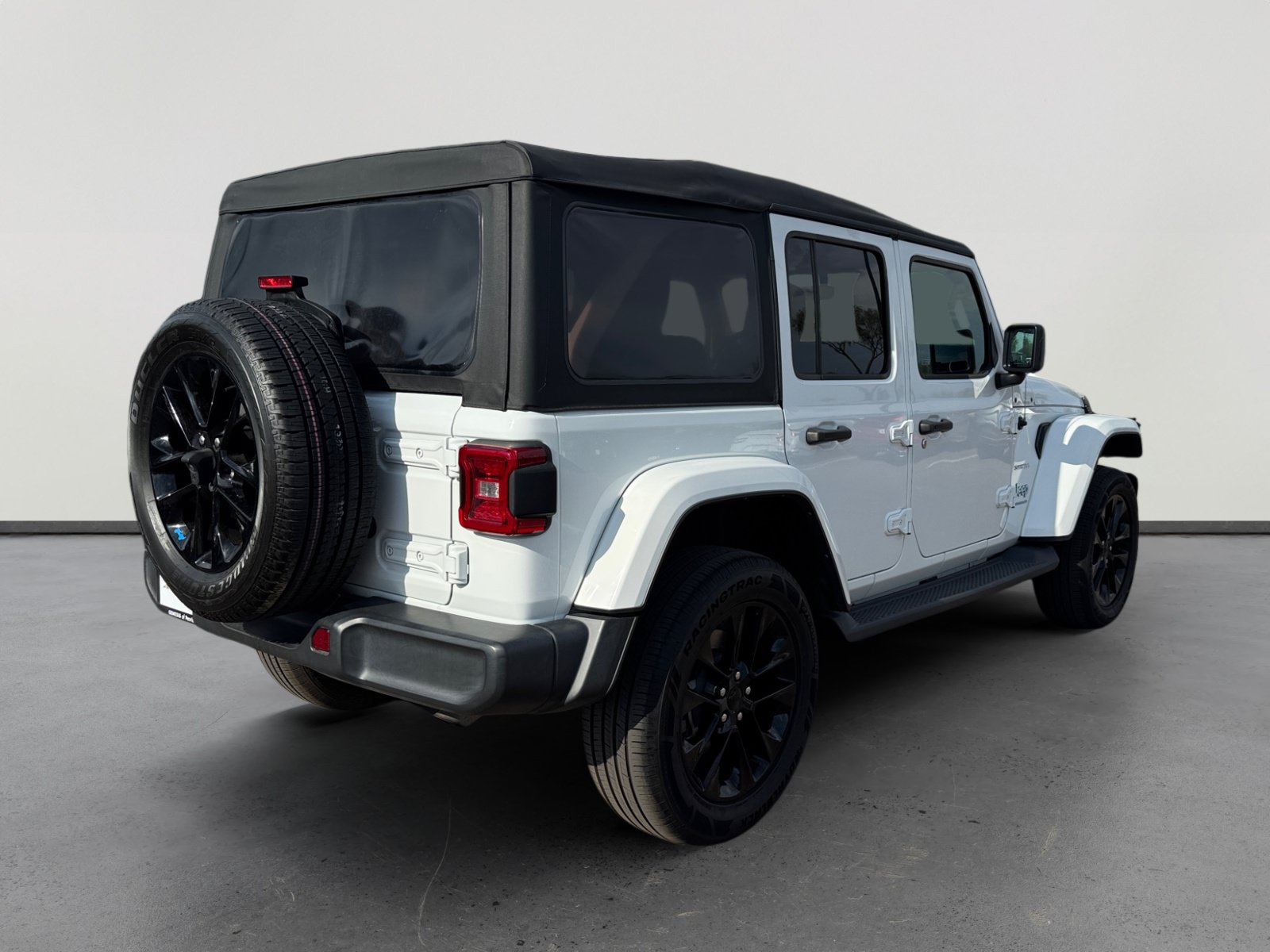 Used 2023 Jeep Wrangler Unlimited Sahara AWD/4WD image 5