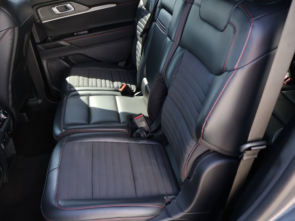 Used 2025 Ford Explorer ST-Line w/ ST-Line Street Pack image 16