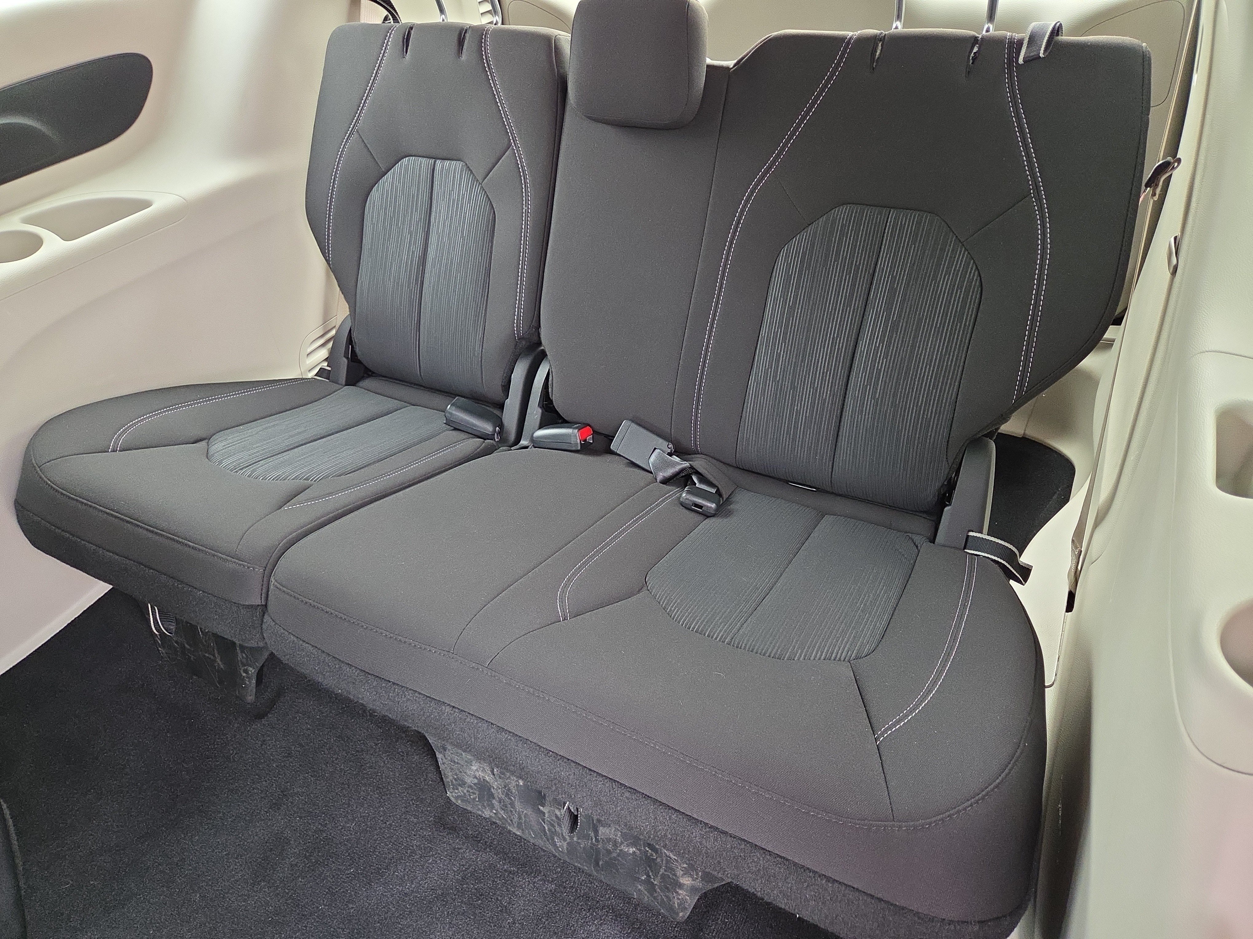 Certified 2022 Chrysler Voyager LX FWD image 22