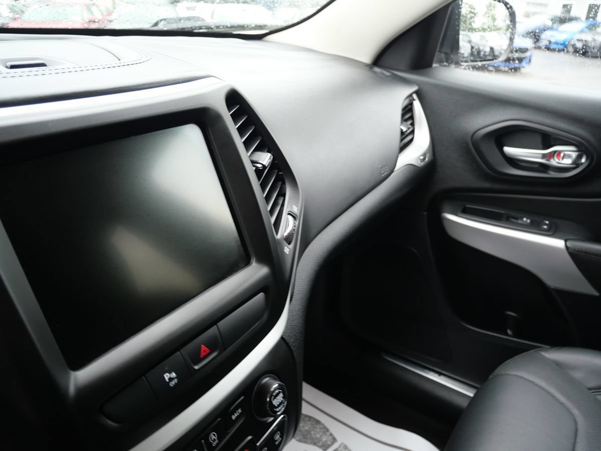 Used 2016 Jeep Cherokee Overland AWD/4WD image 13