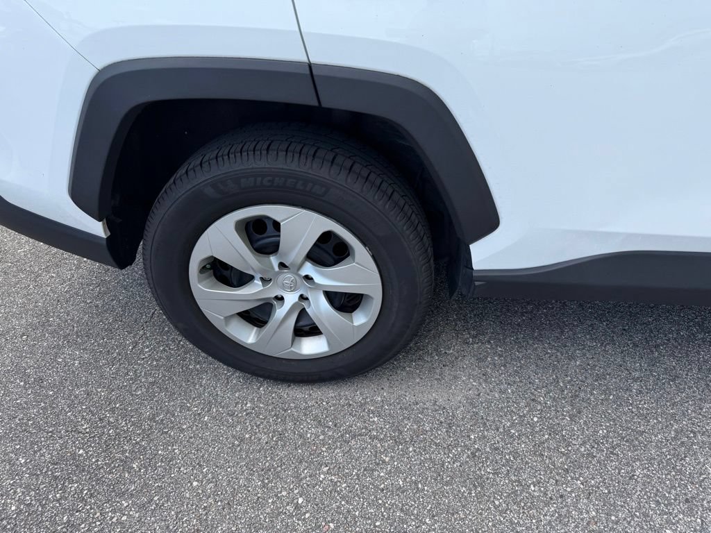 Used 2021 Toyota RAV4 LE FWD image 5