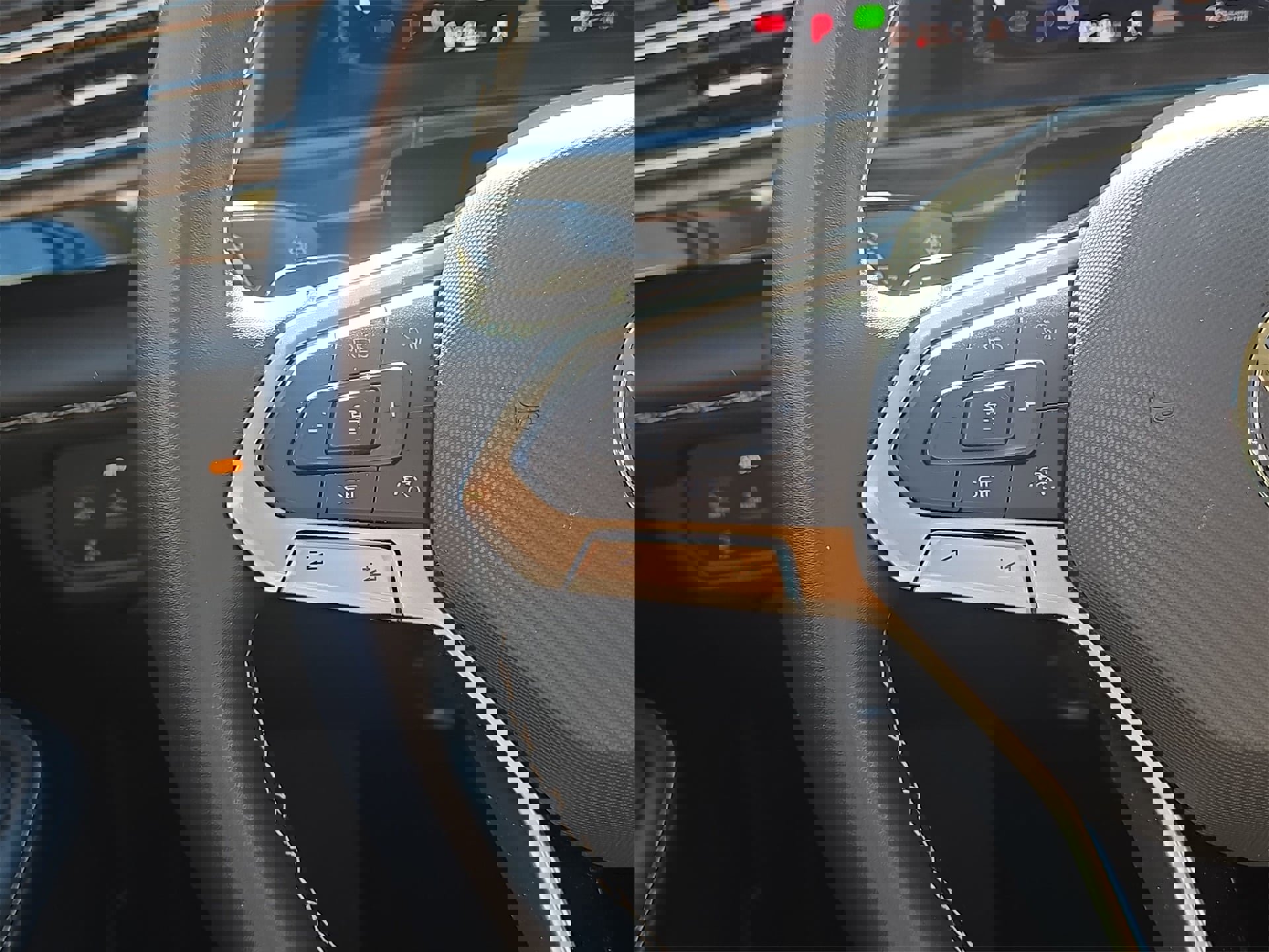 Used 2025 Volkswagen Atlas SE image 21