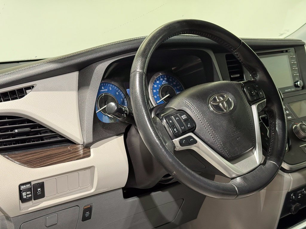 Used 2020 Toyota Sienna XLE w/ Carpet Mat Package FWD image 17
