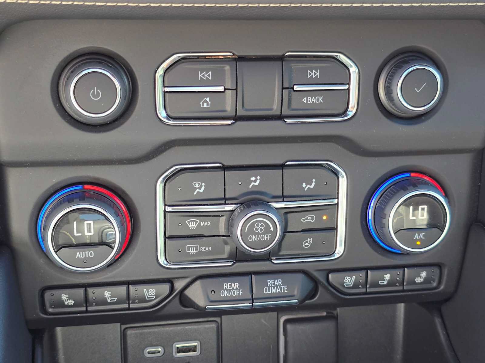 Used 2023 Chevrolet Tahoe Premier w/ Advanced Technology Package AWD/4WD image 30