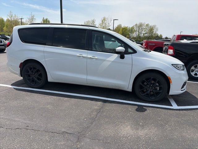 Used 2023 Chrysler Pacifica Touring-L w/ Uconnect Theater Family Group AWD/4WD image 4