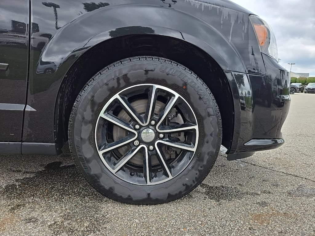 Used 2015 Dodge Grand Caravan R/T w/ Driver Convenience Group FWD image 34
