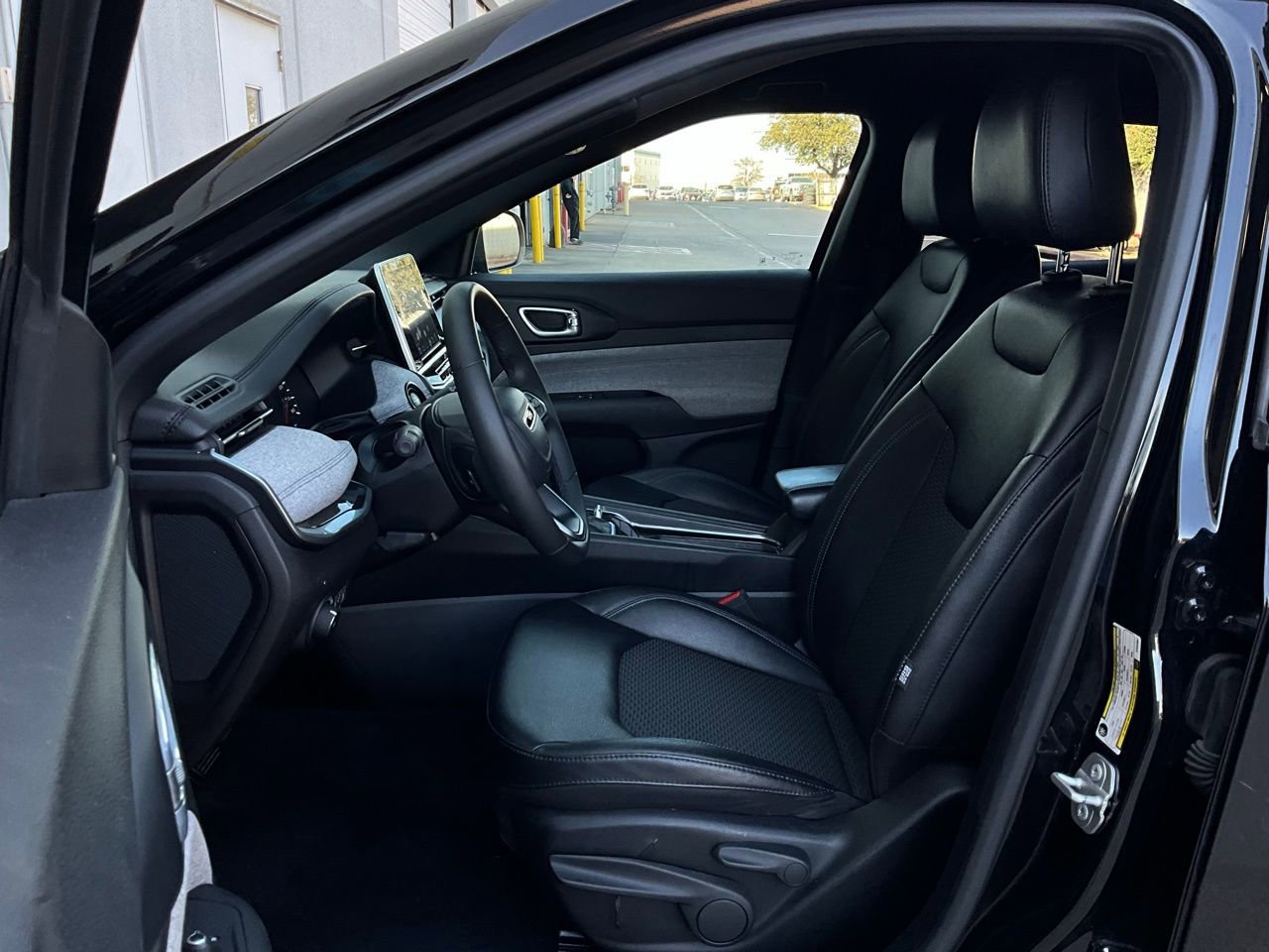 Used 2025 Jeep Compass Latitude image 10