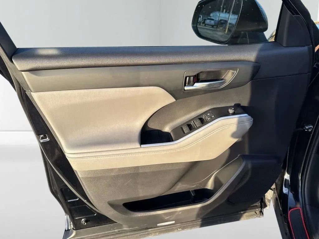 Used 2022 Toyota Highlander XLE FWD image 11