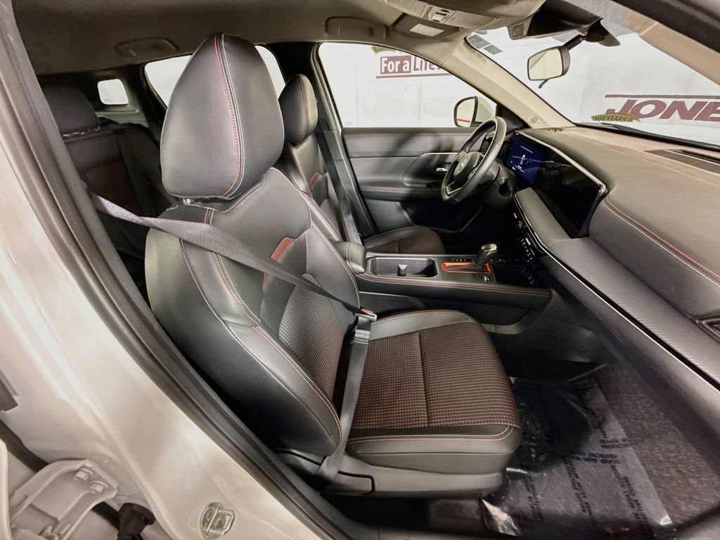 Used 2025 Nissan Kicks SR AWD/4WD image 29