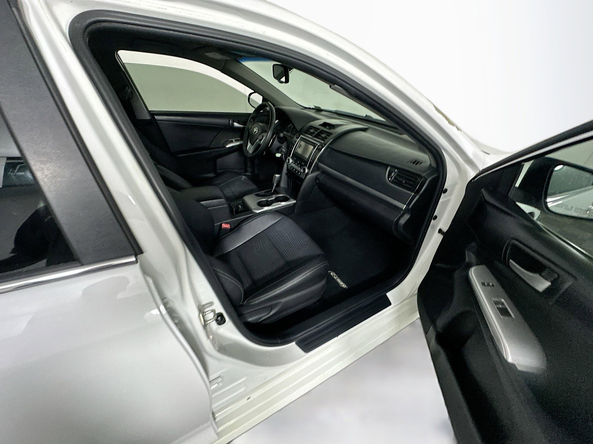 Used 2014 Toyota Camry SE image 28
