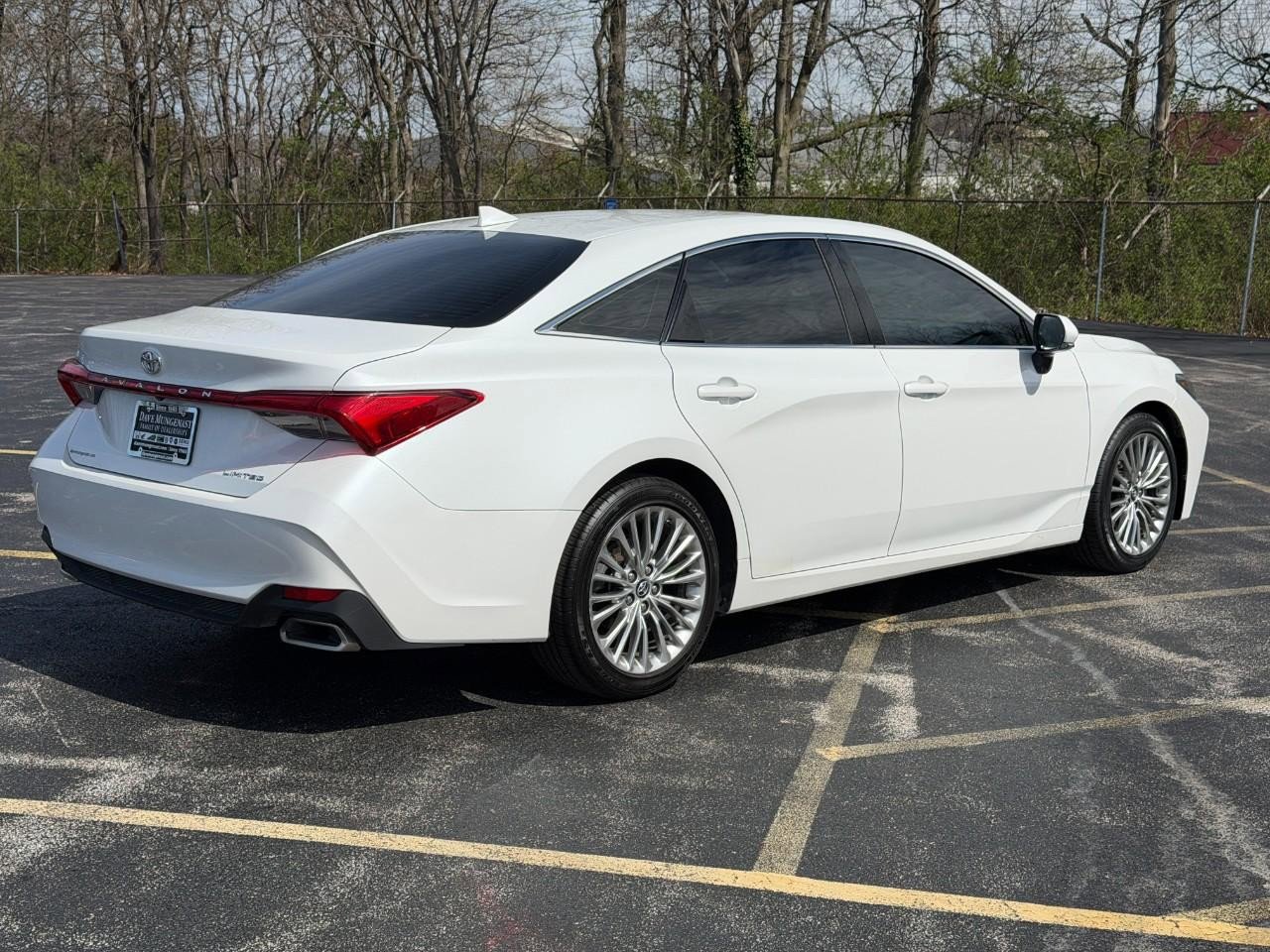 Used 2019 Toyota Avalon Limited image 4
