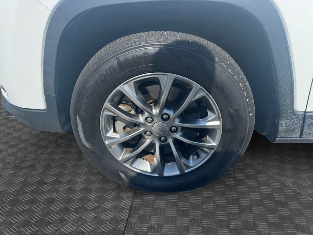 Used 2020 Jeep Cherokee Latitude Plus w/ Comfort/Convenience Group AWD/4WD image 14