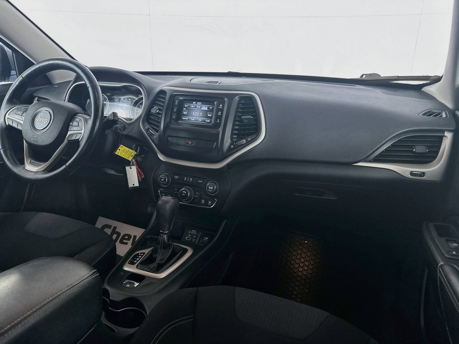 Used 2015 Jeep Cherokee Latitude w/ Cold Weather Group FWD image 21