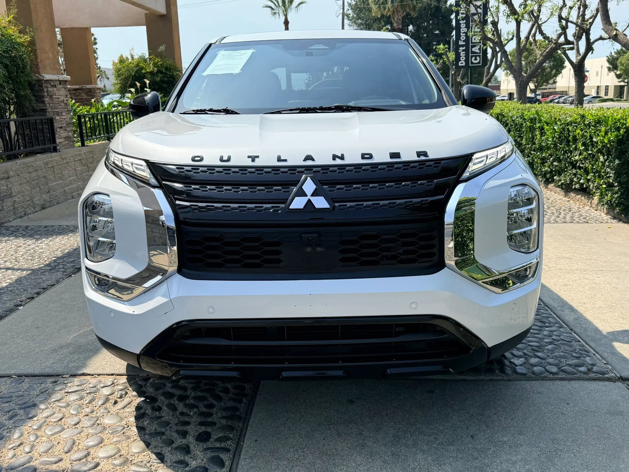 Used 2022 Mitsubishi Outlander SE image 2