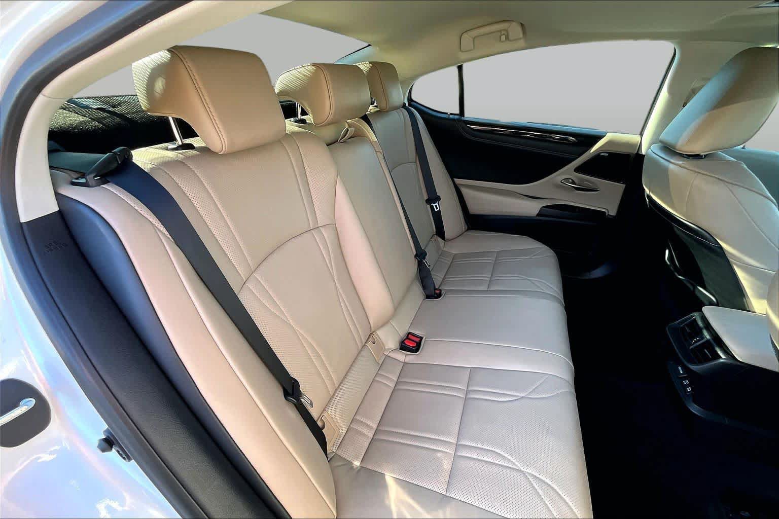 Used 2021 Lexus ES 300h w/ Accessory Package FWD image 19