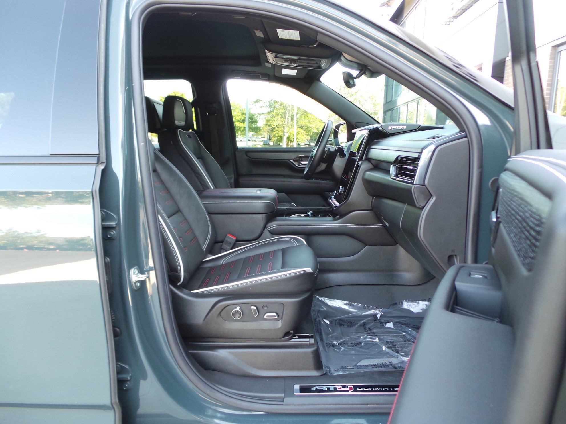 Used 2025 GMC Yukon AT4 Ultimate w/ LPO, Floor Liner Package AWD/4WD image 47