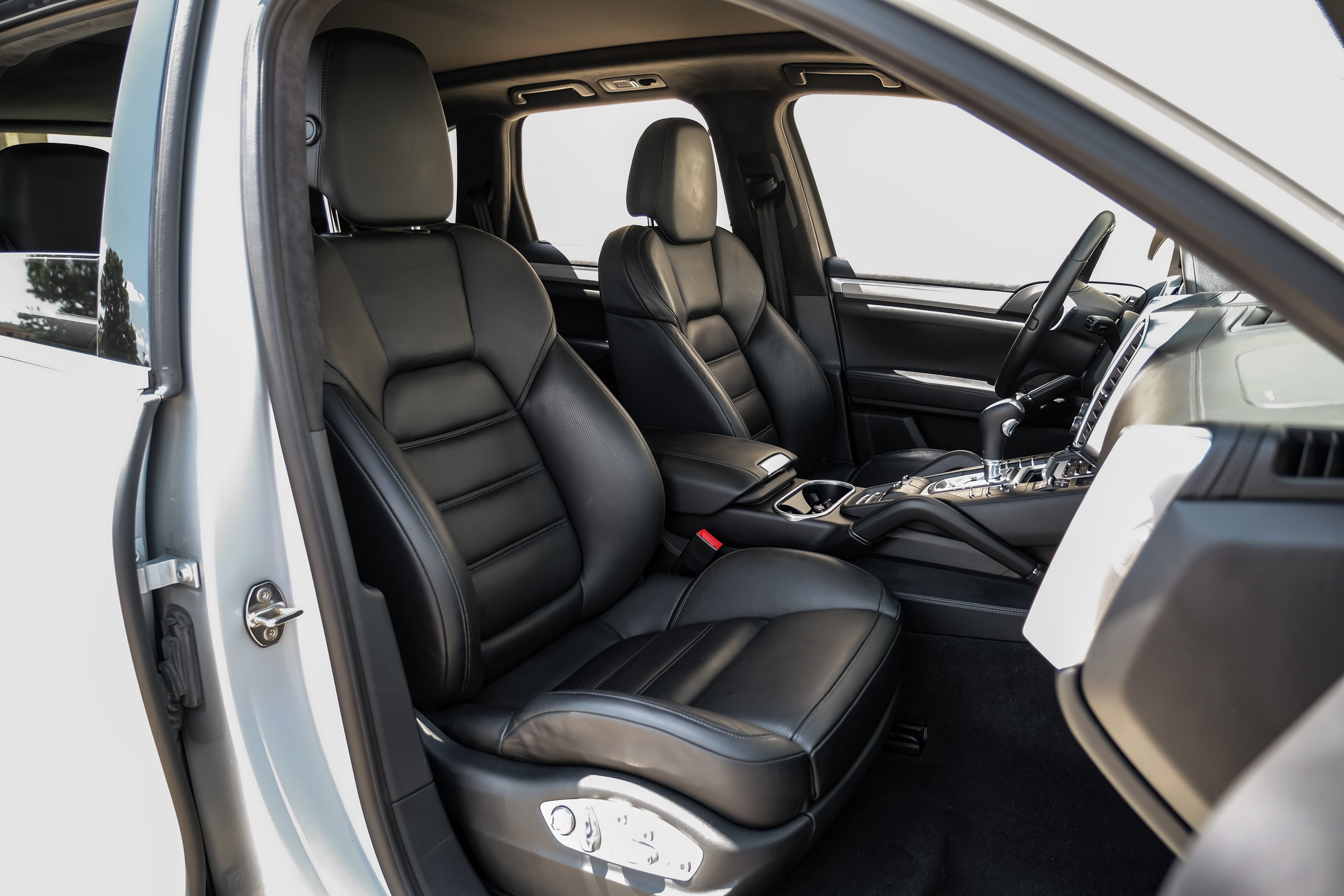 Used 2013 Porsche Cayenne Turbo AWD/4WD image 31