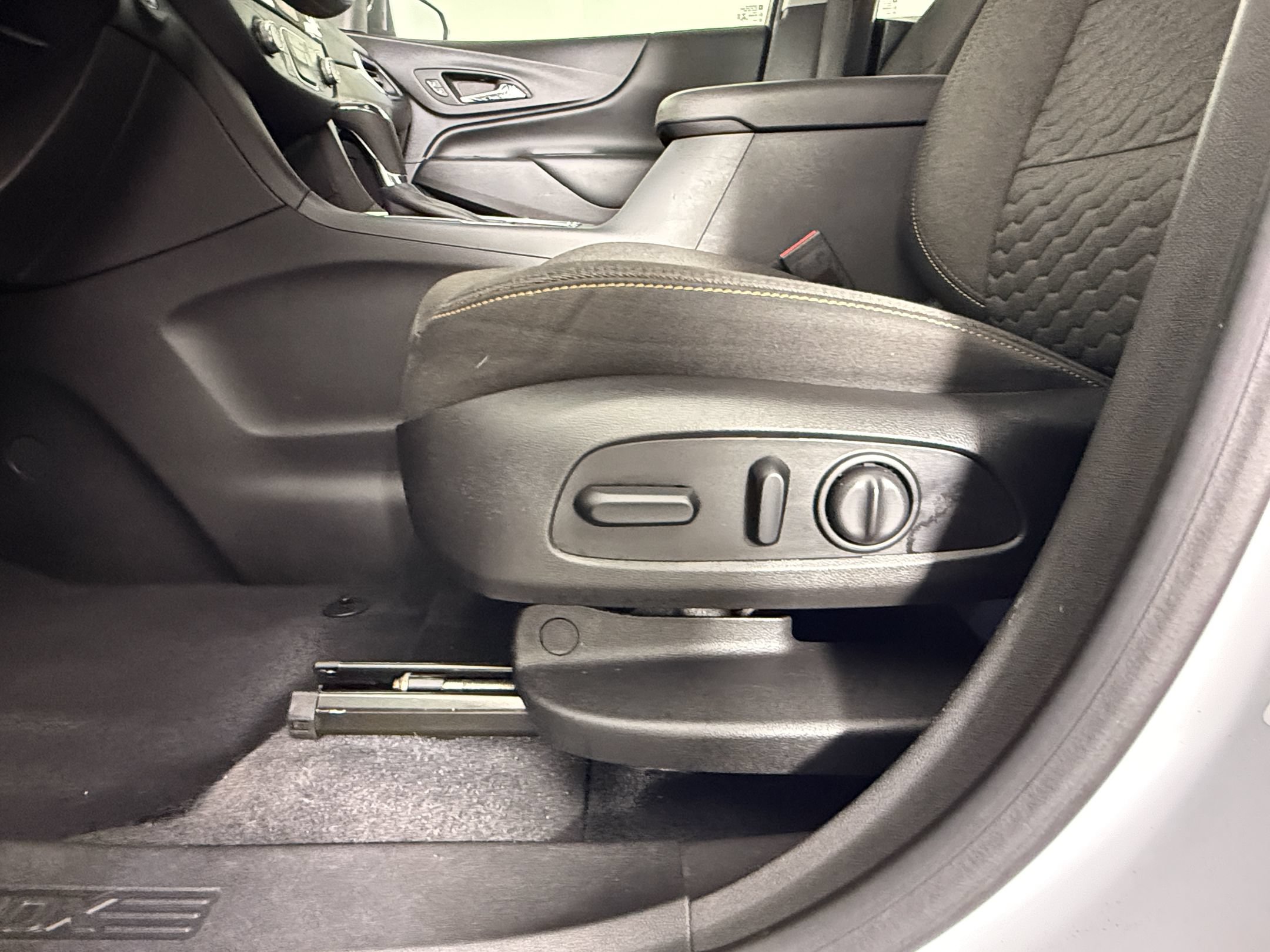 Used 2020 Chevrolet Equinox LT FWD image 14