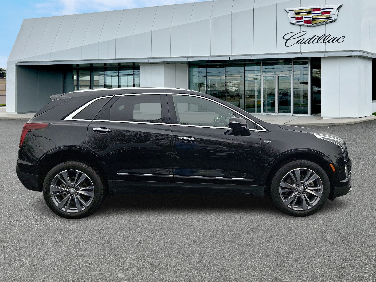 Certified 2025 Cadillac XT5 Premium Luxury w/ LPO, Floor Liner Package image 6