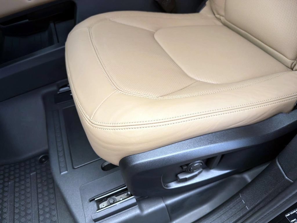 New 2026 Land Rover Defender 110 X-Dynamic SE AWD/4WD image 17