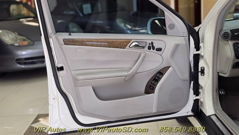 Used 2007 Mercedes-Benz C 230 Sedan image 11