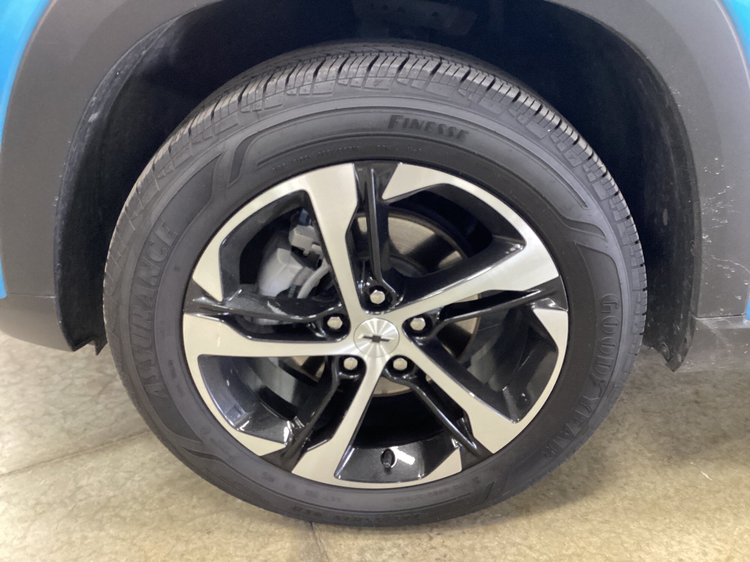 Used 2025 Chevrolet Trax RS FWD image 9