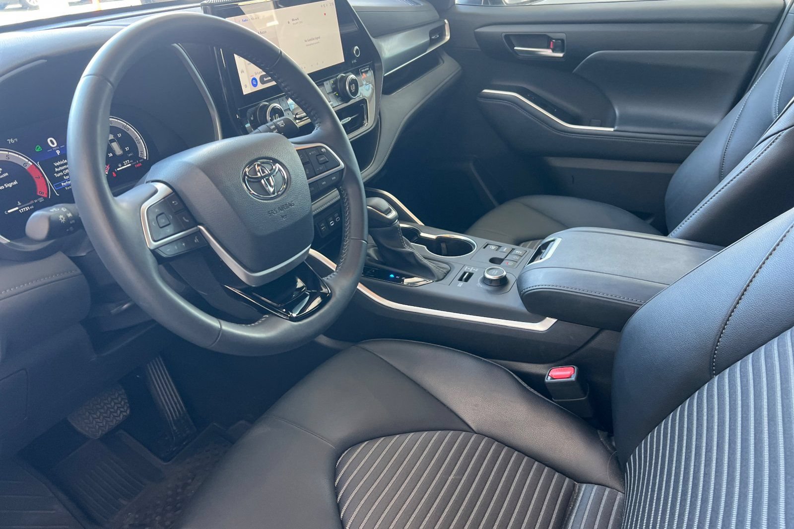 Certified 2025 Toyota Highlander XSE AWD/4WD image 7