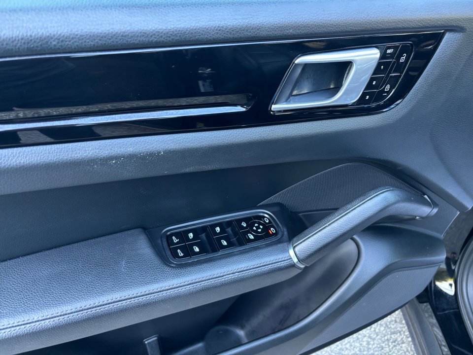 Used 2020 Porsche Cayenne image 32